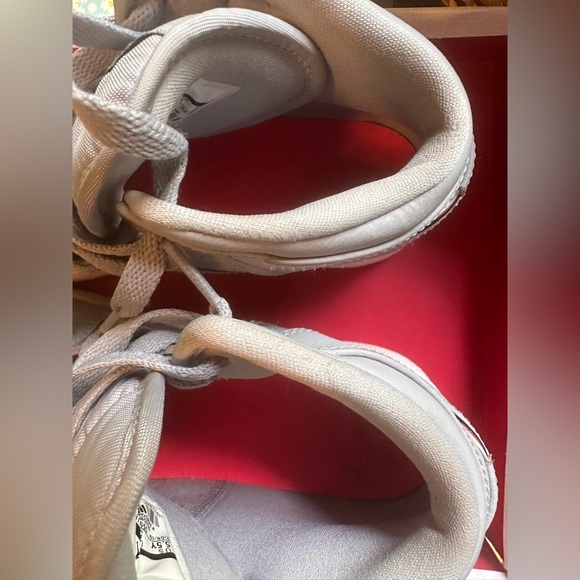 Air Jordan 1 Mid GS Wolf Grey
Pink Kid's - Picture 6 of 8